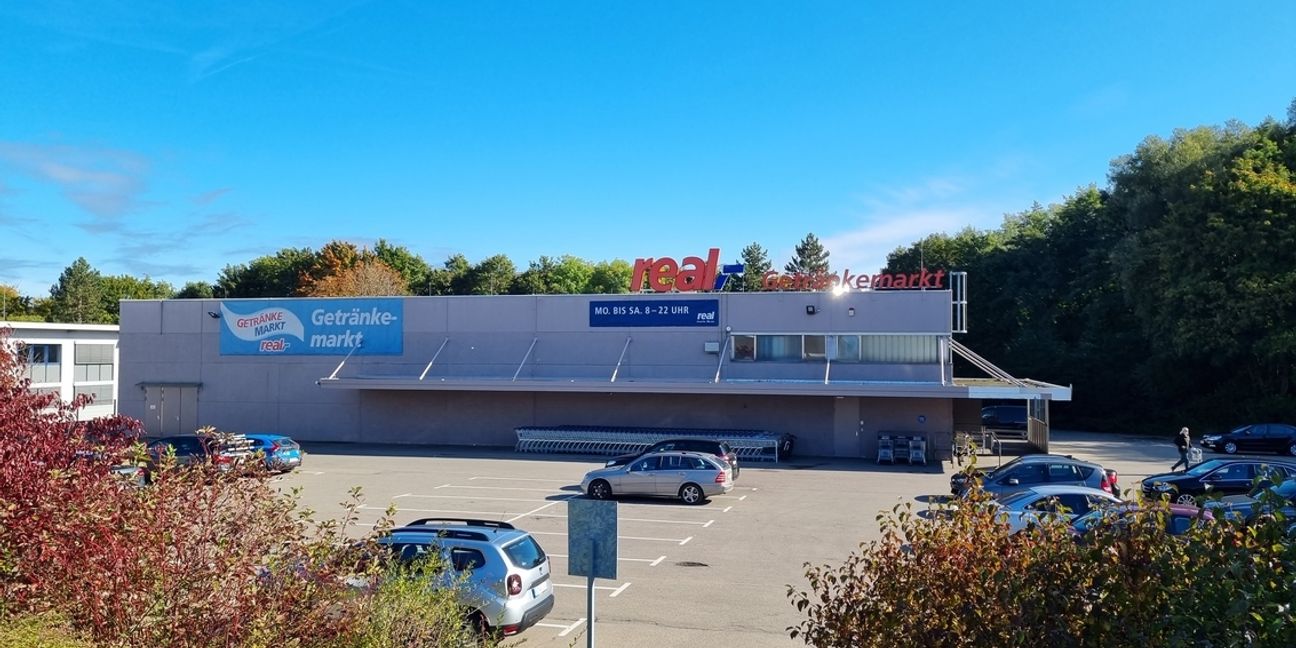 Böblingen: Der Real-Getränkemarkt im Röhrer Weg schließt - Real-Supermarkt auf der anderen Straßenseite bekommt Getränke-Abteilung. Bild Hamann