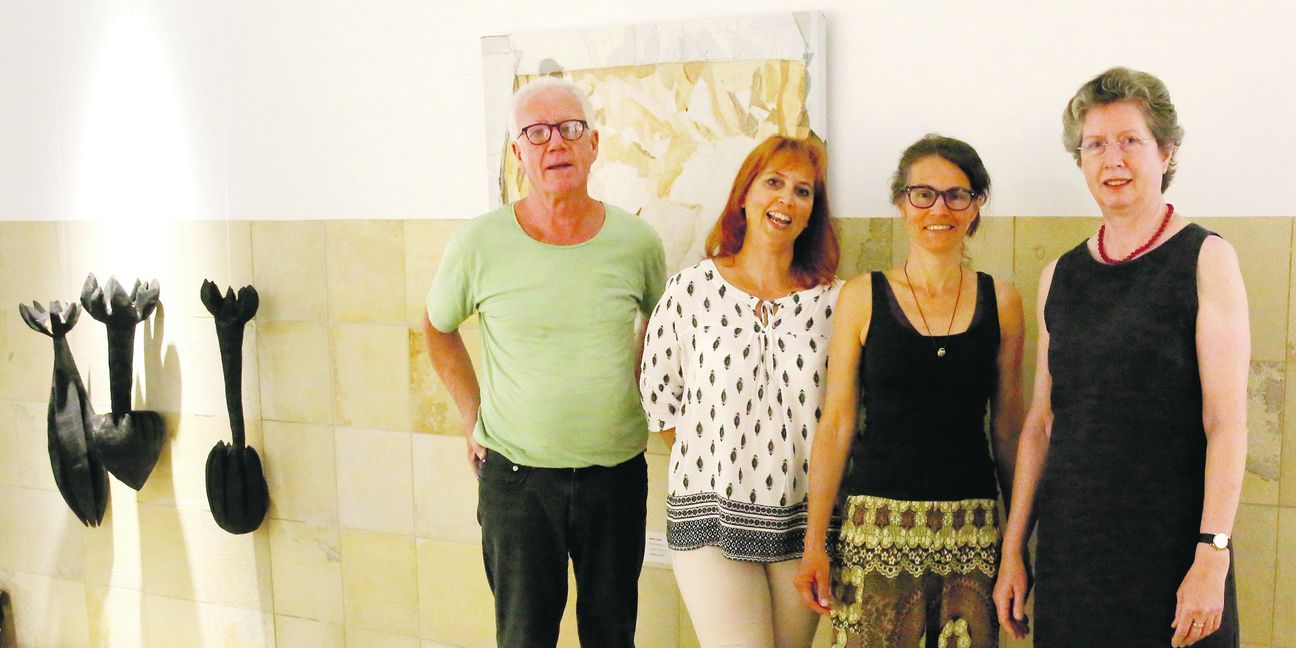 Die ausstellenden Künstler Jo Winter, Berit Erlbacher, Kirsten Hohaus und Sigrun-Ute Oské (von links) bei der Vernissage in der Wildermuth-Kaserne. Bild: z
