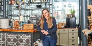 Seit zehn Jahren ist Gastgeberin Kassandra Bindel mit ihrem Check Inn auf dem Flugfeld.