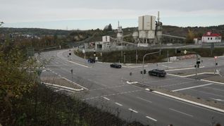 Besonders dort wo die drei dunklen Autos unterwegs sind, kommt es offenbar häufig zu Rotverstößen und Raserei an der Tunnelkreuzung.