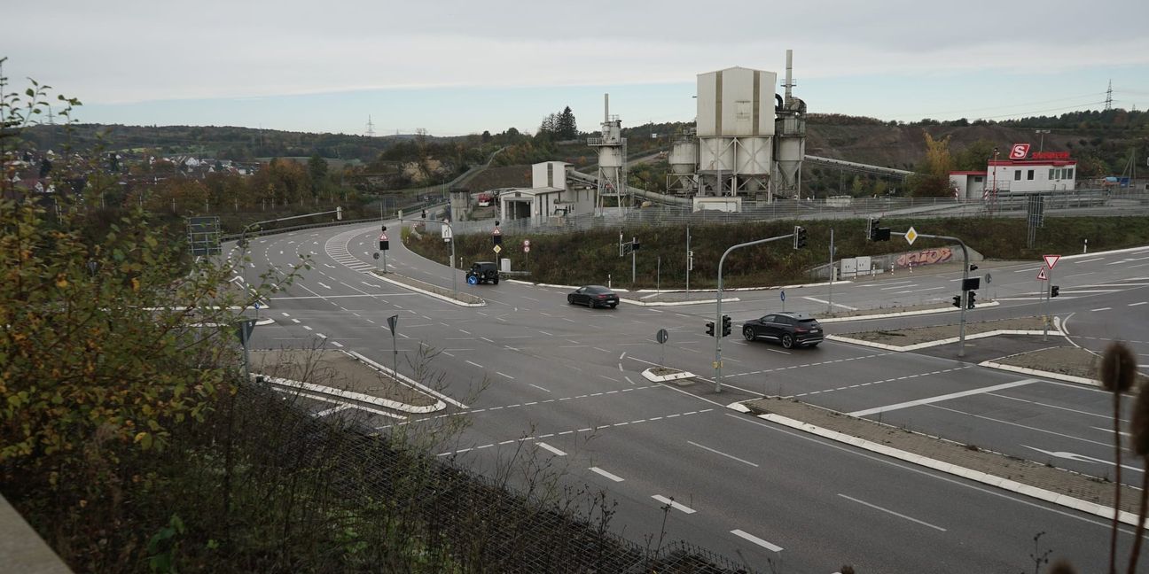 Besonders dort wo die drei dunklen Autos unterwegs sind, kommt es offenbar häufig zu Rotverstößen und Raserei an der Tunnelkreuzung.