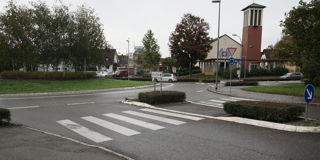 Kreisverkehr an der katholischen Kirche St. Anna Maichingen: Keine Radspur am Zebrastreifen.