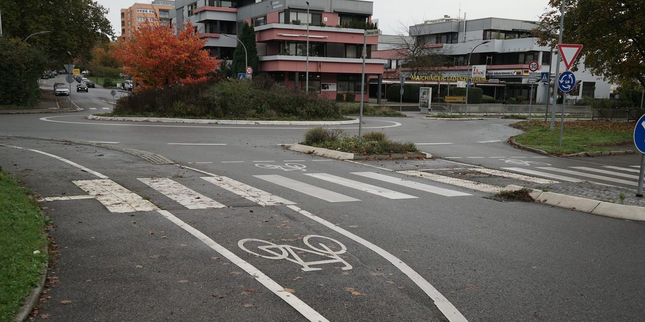 Kreisverkehr am Gartenhallenbad Maichingen: Radspuren auch über den Zebrastreifen.