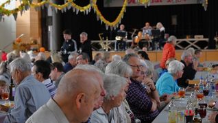 Die Trauben hingen beim Weinfest des Magstadter Musikvereins nur in der Festhallendekoration hoch. Ansonsten kamen die Besucher bei Essen, Trinken und Musik auf ihre Kosten. Bild: Reichert