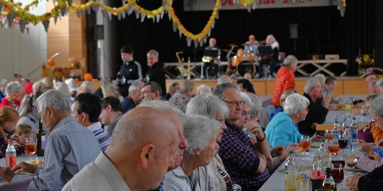 Die Trauben hingen beim Weinfest des Magstadter Musikvereins nur in der Festhallendekoration hoch. Ansonsten kamen die Besucher bei Essen, Trinken und Musik auf ihre Kosten. Bild: Reichert