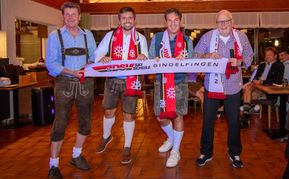 Gerhard "Jensi" Jäger (links) und Peter Dünschede (rechts) bei der symbolischen Schalübergabe .an Matthias Fontius und Tino Schübel.