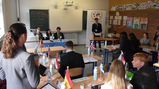 Während des Planspiels MUNOG simulieren die rund 250 beteiligten Schüler von 18 Schulen aus zehn Ländern am Sindelfinger Goldberg-Gymnasium in zehn verschiedenen Komitees auf Englisch das Ringen der Vereinten Nationen um Lösungen für weltweite Krisen, Konflikte und Herausforderungen - von Terrorismus und Dekolonisierung über Frauenrechte und Weltgesundheit bis zu Abrüstung.