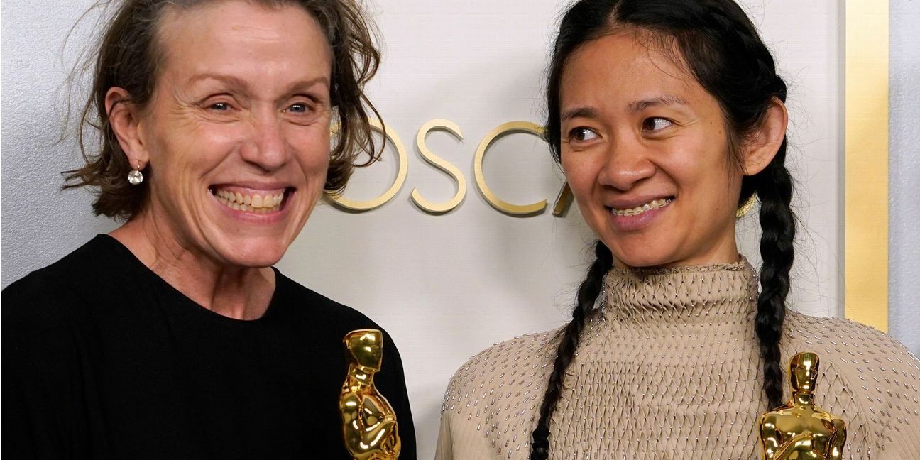 Strahlende Gewinnerinnen:  Frances McDormand (links) und die Regisseurin Chloé Zhao mit ihren Oscars Foto: AFP/Chris Pizello