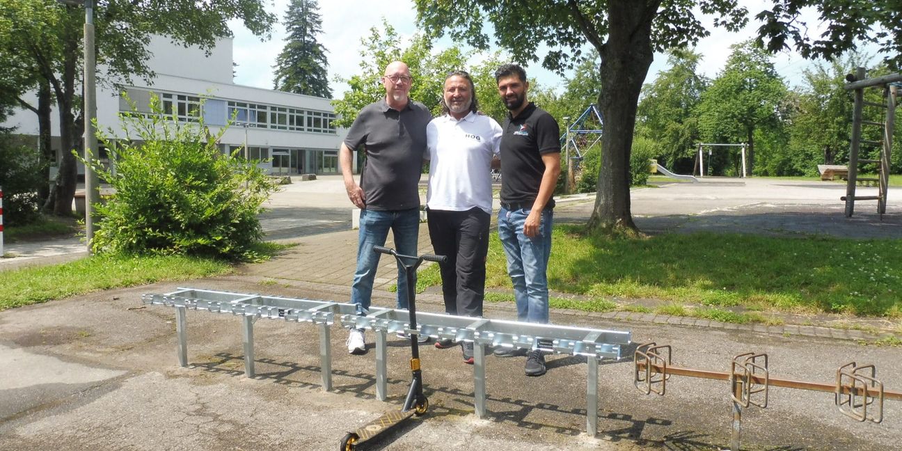 Sie freuen sich, dass die Schüler ihre Scooter jetzt abschließbar parken können (von rechts): Hakan Bayazit, Geschäftsführer von Noble Paint, Oktay Caglar von HOG Garten und Tiefbau und Christoph Rohr, Geschäftsführer von Loonaxx.