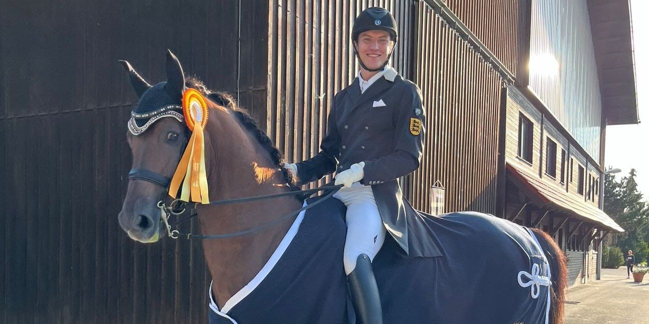 Frederik Steisslinger und Favory mit der goldenen Schleife in Sauerlach. Bild: z