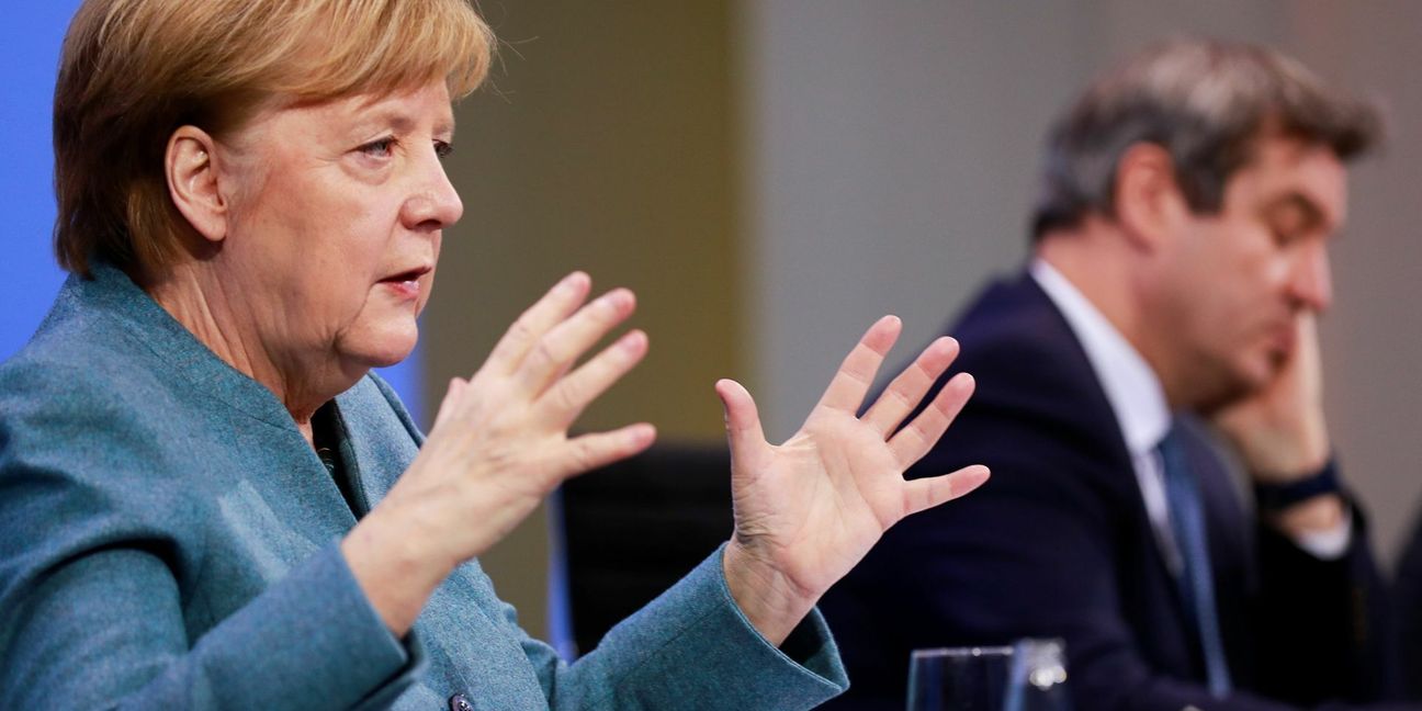 Bundeskanzlerin Angela Merkel (CDU, l), spricht neben Markus Söder (r), Ministerpräsident von Bayern und Vorsitzender der CSU, auf einer Pressekonferenz in Berlin am Montagabend. Foto: dpa/Hannibal Hanschke