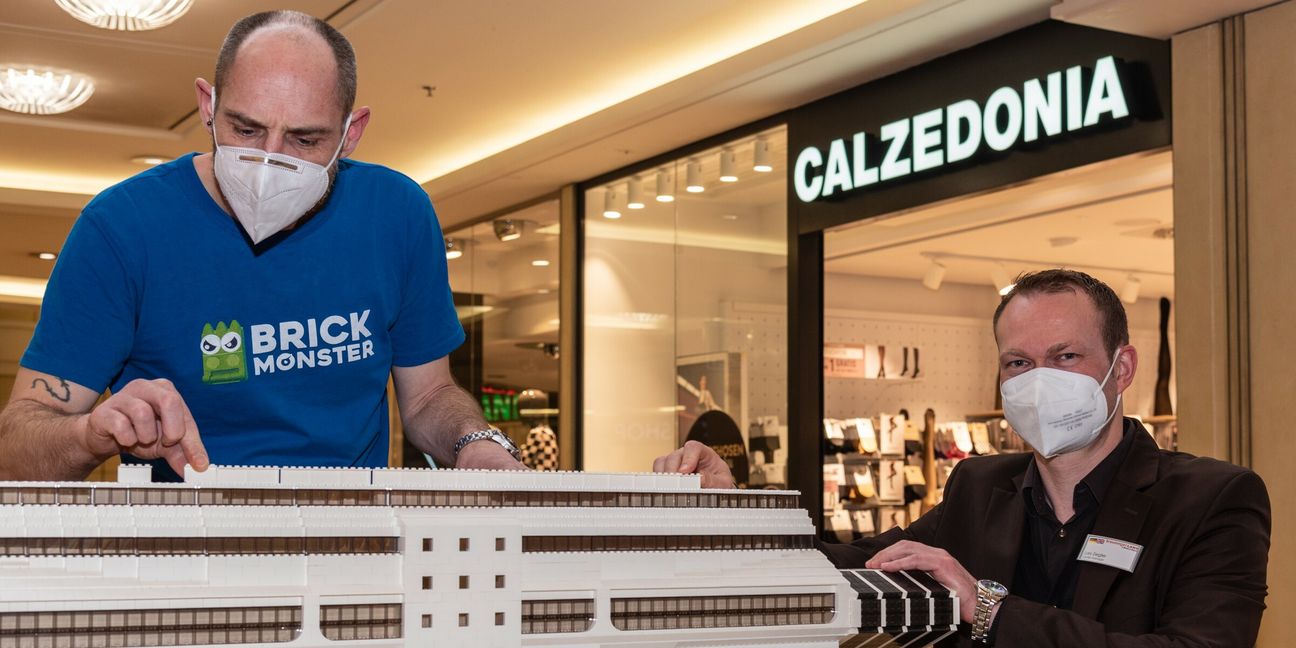 "Brick-Monster" Pascal Lenhard und Center-Manager Lars Ziegler bauen gemeinsam an der Brücke. Bilder: Nüßle