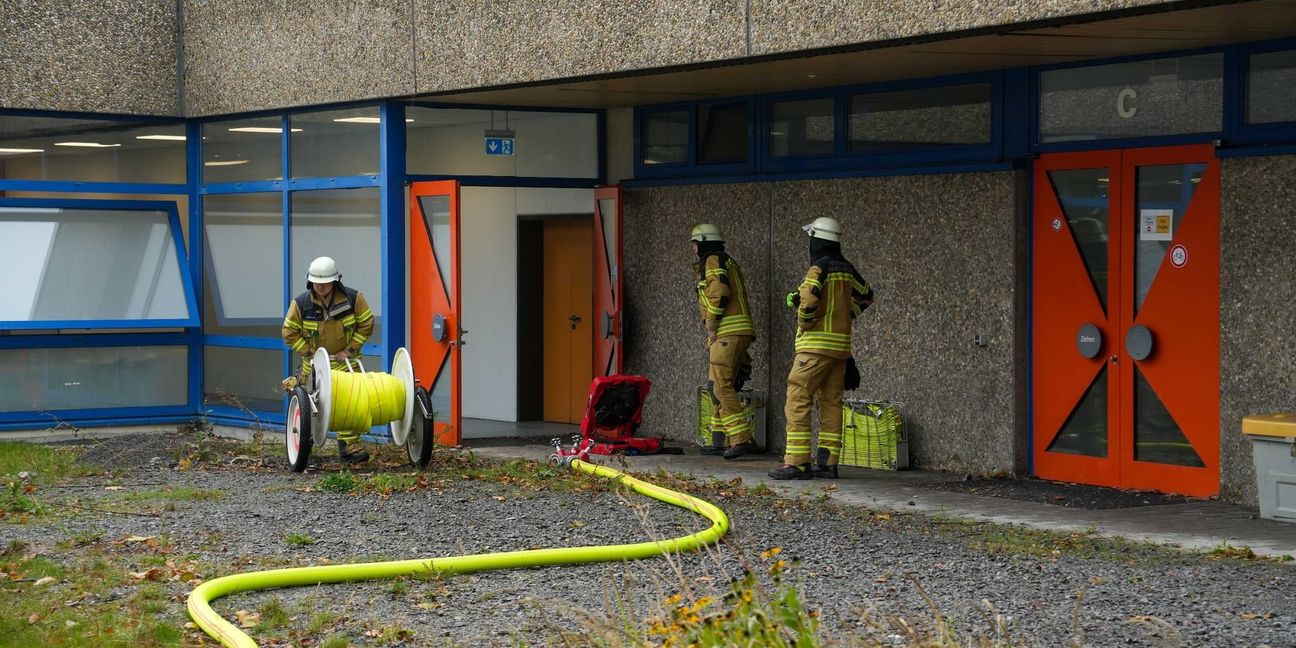 Die Feuerwehr belüftete die Gottlieb-Daimler-Schule. Dank des umsichtigen Handelns des Hausmeisters konnten die Schüler im Gebäude bleiben.