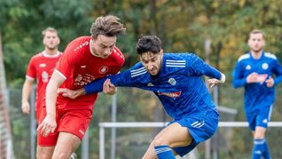 Gianluca Gamuzza beharkt sich mit Stuttgarts Till Flach.Bild: Eibner-Pressefoto