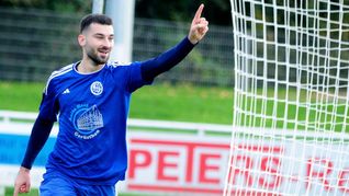 Dorlir Morina erzielt für den VfL Sindelfingen II das Tor zum 2:2-Endstand gegen Gültstein.Bild: Photostampe