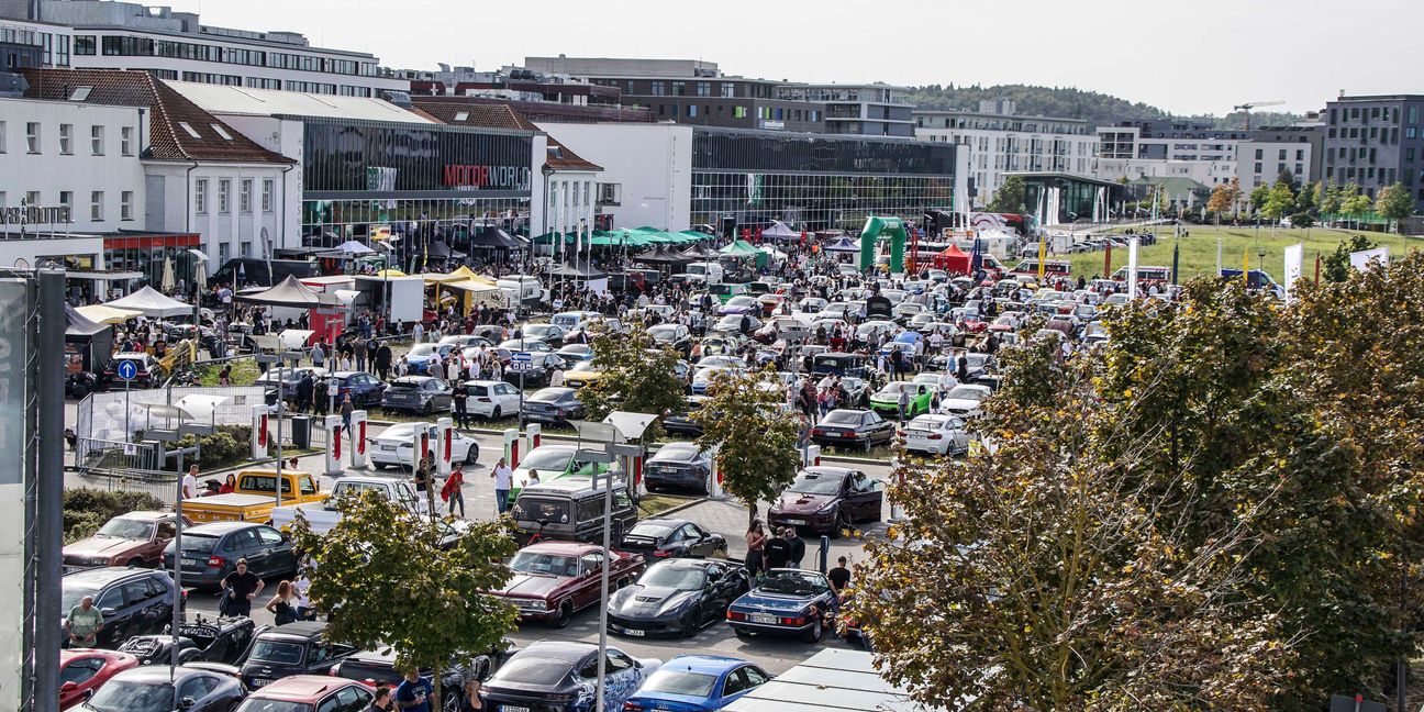 Insgesamt reisten rund 1800 Autos zum Abschluss der Saison an. Bild: Dettenmeyer