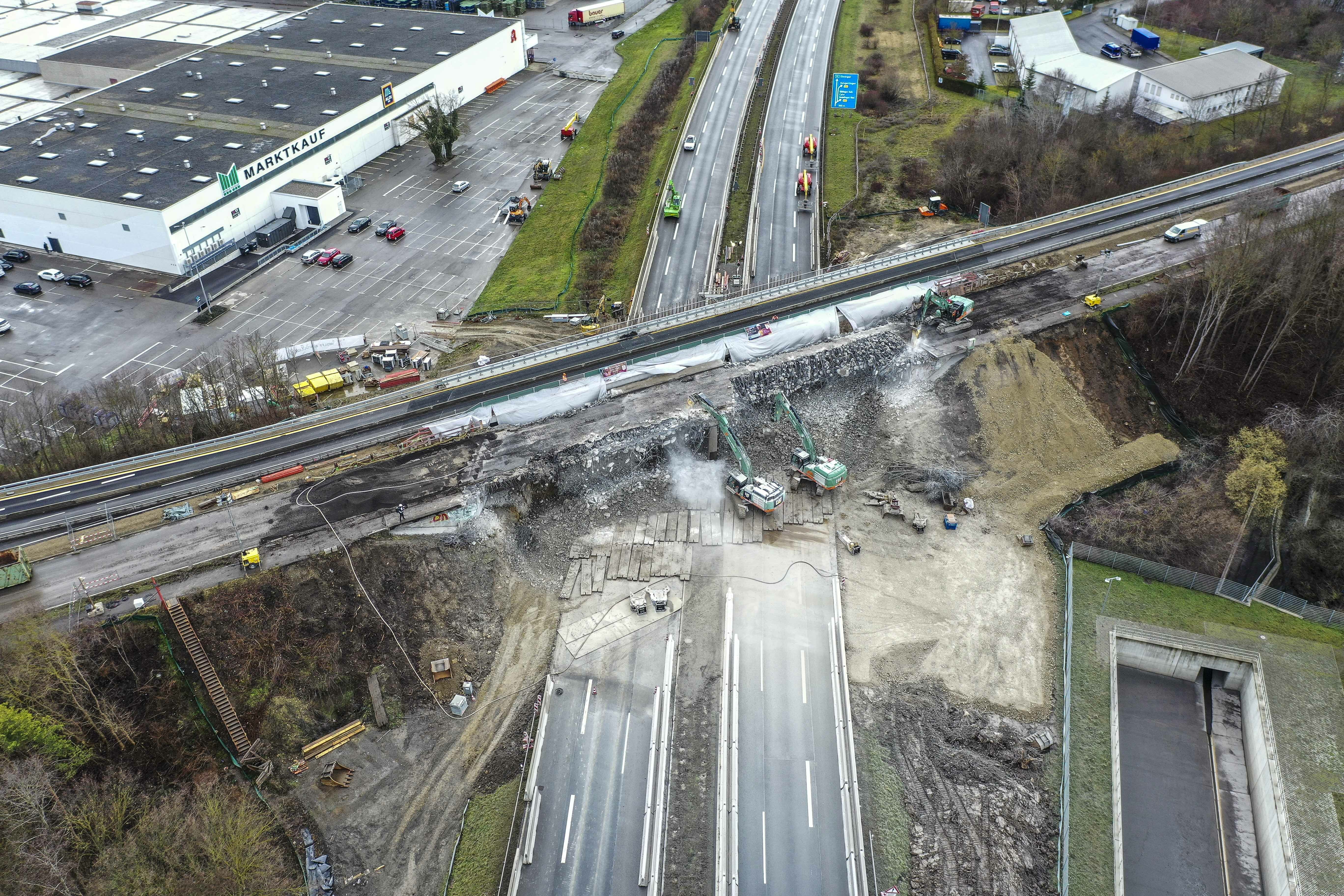 Autobahn Ist Noch Bis Montagmorgen Gesperrt - Böblingen: Ein 50-Tonnen ...