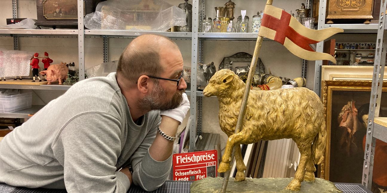 Der Leiter des Deutschen Fleischermuseums, Dr. Christian Baudisch, mit dem Osterlamm – mit der Siegesfahne ist es ein Symbol für die Auferstehung Jesu Christi.     Bild: z