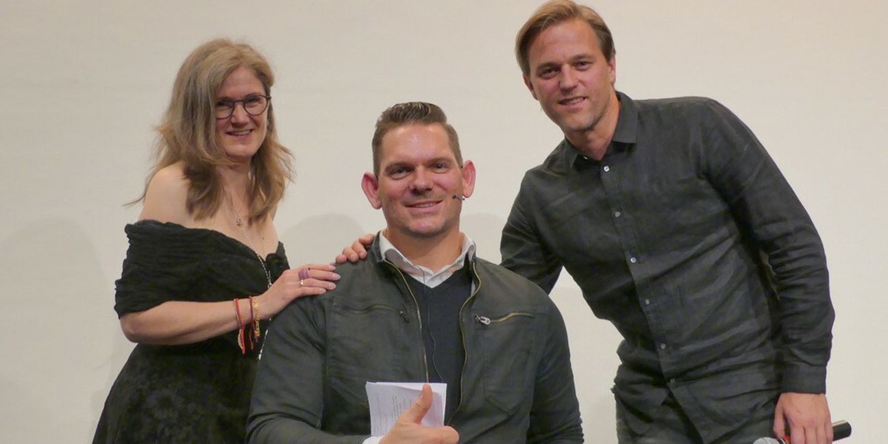 Prominente Unterstützung für Martina Steinbrenners Verein mit Timo Hildebrand (rechts) und Florian Sitzmann. Bild: Monika Krämer
