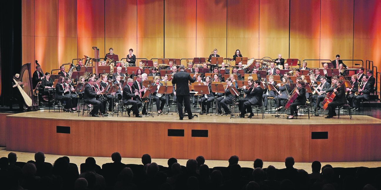 Das Stadtorchester Ravensburg unter der Leitung von Stadtmusikdirektor Harald Hepner in der Sindelfinger Stadthalle. Bild: Heiden