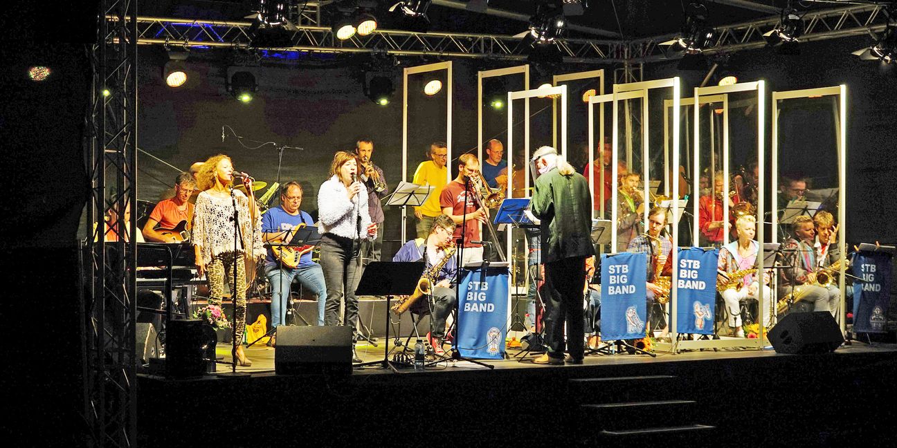 Die STB-Bigband mit den Sängerinnen Gudrun Egle (links) und Pearl Bretter. Bild: Heiden