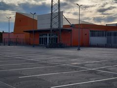 Trostloses Bild: Der leere Parkplatz vor dem ehemaligen OBI-Markt in der Sindelfinger Mahdentalstraße 78.
