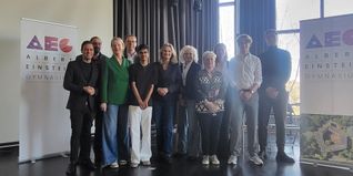 Vertreter von SPD, Linken, Grünen, CDU, FDP und AfD stellten sich den Fragen der Schülerschaft am AEG. Bild: Fecht