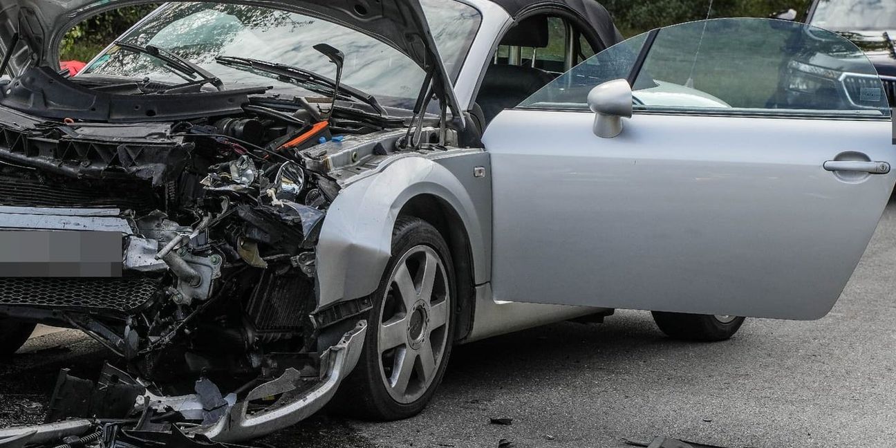 Den Rettungskräften bot sich ein Trümmerfeld beim Eintreffen an der Unfallstelle auf der Bundesstraße B295. Bild: SDMG/Dettenmeyer