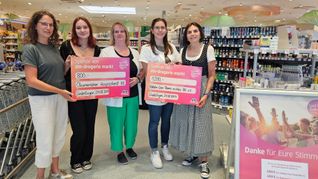 Auf unserem Foto (von links): Carolin Schlanderer (Hospizdienst), Klara Knaus (Hospizdienst), Claudia Diehl (dm Breuningerland), Leonie Weiss (dm Stern Center) sowie Ursula Claß-Weiss (Spendenladen Stern-Center) bei der Spendenübergabe.