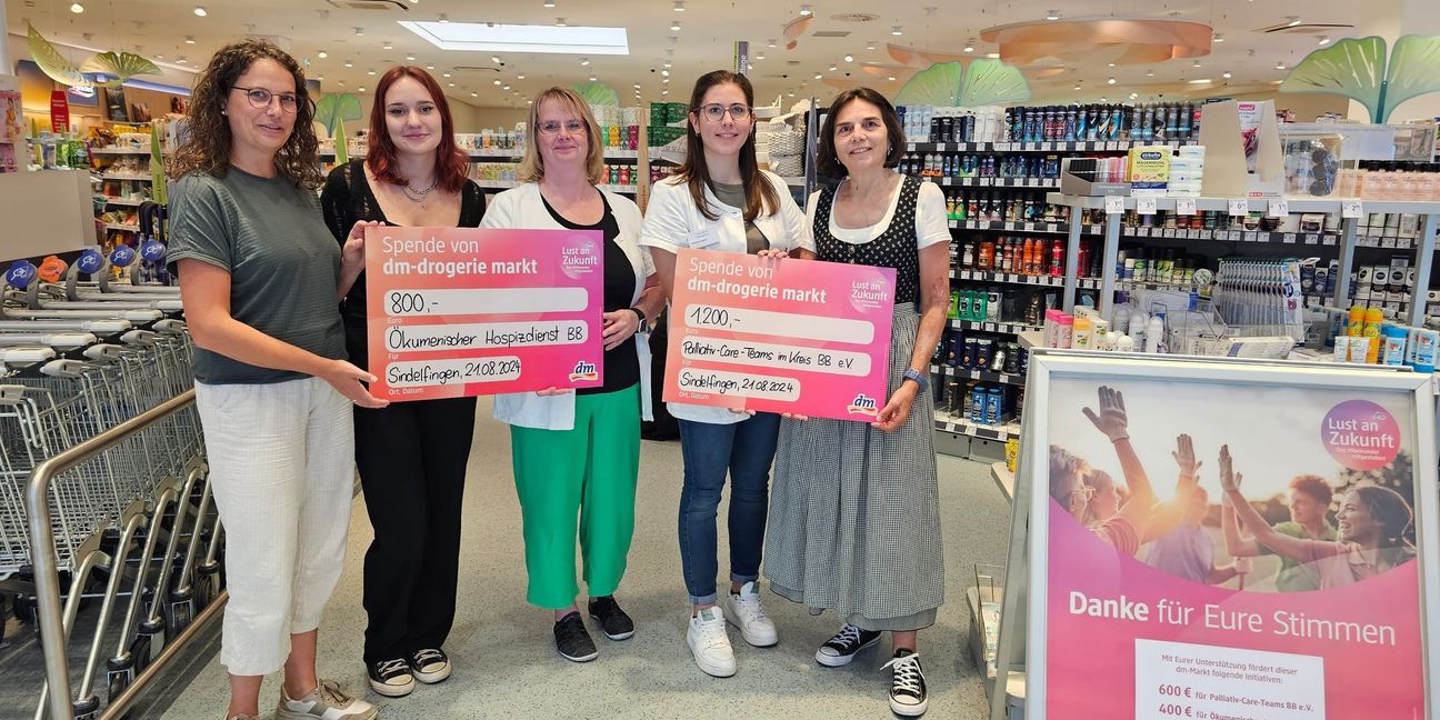 Auf unserem Foto (von links): Carolin Schlanderer (Hospizdienst), Klara Knaus (Hospizdienst), Claudia Diehl (dm Breuningerland), Leonie Weiss (dm Stern Center) sowie Ursula Claß-Weiss (Spendenladen Stern-Center) bei der Spendenübergabe.