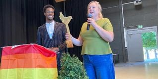 Schulleiterin Stefanie Bermanseder bei der Schlüsselübergabe an den gewählten Präsidenten Richards Ole.