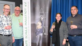 Ein Prost (mit alkoholfreiem Sekt) auf den Förderverein „Gute Schule Magstadt“ (von links): Schriftführer Klaus Franzen, Schatzmeister Ulrich Widmann, die Vorsitzende Melanie Hoepfner und ihr Stellvertreter Daniel Stutz.