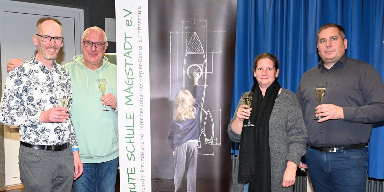 Ein Prost (mit alkoholfreiem Sekt) auf den Förderverein „Gute Schule Magstadt“ (von links): Schriftführer Klaus Franzen, Schatzmeister Ulrich Widmann, die Vorsitzende Melanie Hoepfner und ihr Stellvertreter Daniel Stutz.