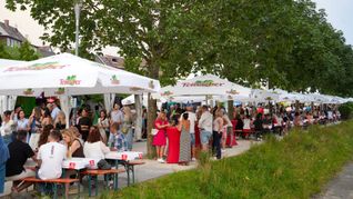 Das kulinarische Fest am See zog am Wochenende massenhaft Besucher an. Bilder: Dettenmeyer