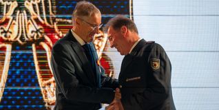 Übergabe der höchsten Auszeichnung im deutschen Feuerwehrwesen: Landrat Roland Bernhard ehrte den ehemaligen Magstadter Kommandanten Jürgen Stäbler mit dem Ehrenkreuz in Gold.