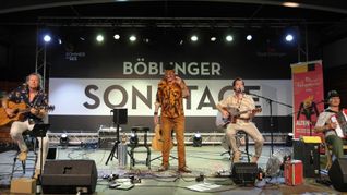 Christian Conrad, Marcel Adam, Yann Loup Adam und Christian Di Fantauzzi (von links) haben als „Marcel Adam im Quartett“ beim „Sommer am See“ in der Böblinger Alten Tüv-Halle gut 80 Zuschauer mit Chansons auf Französisch, Deutsch und in lothringischer Mundart begeistert.