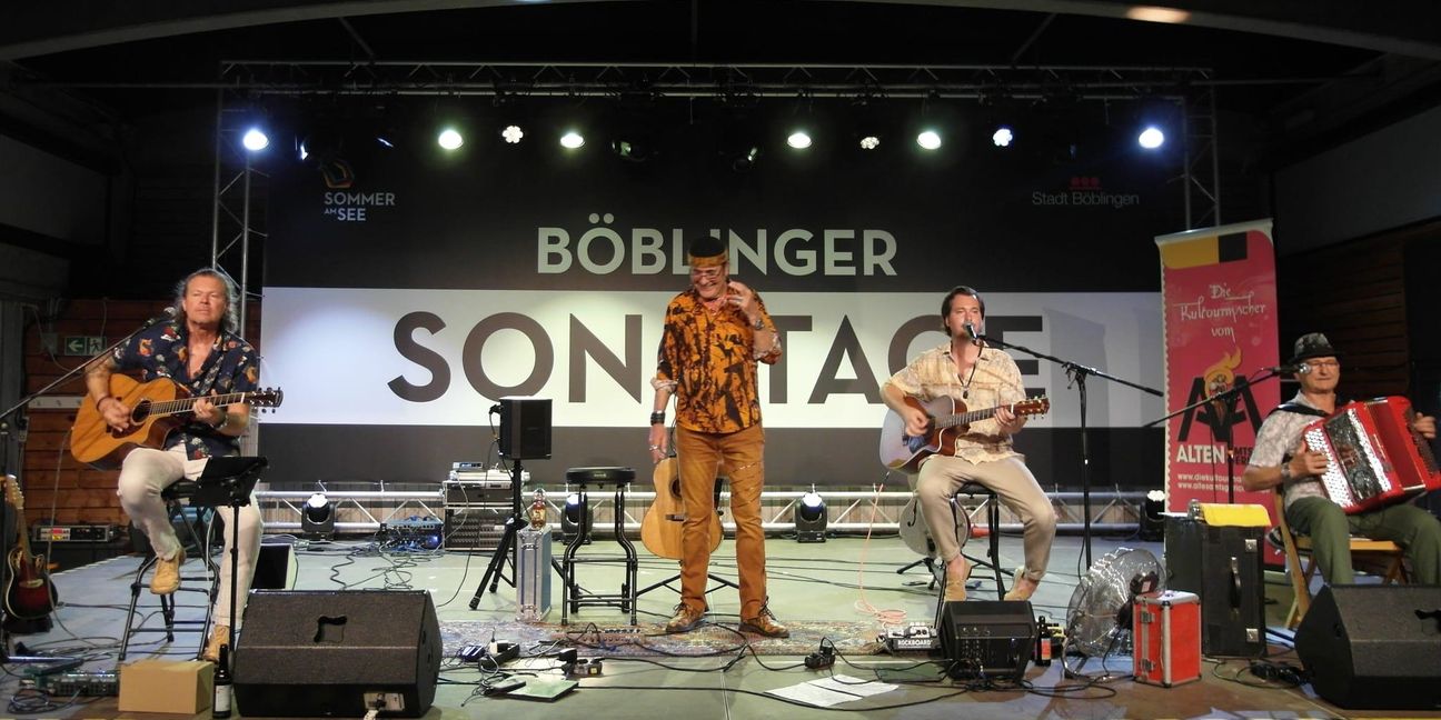 Christian Conrad, Marcel Adam, Yann Loup Adam und Christian Di Fantauzzi (von links) haben als „Marcel Adam im Quartett“ beim „Sommer am See“ in der Böblinger Alten Tüv-Halle gut 80 Zuschauer mit Chansons auf Französisch, Deutsch und in lothringischer Mundart begeistert.