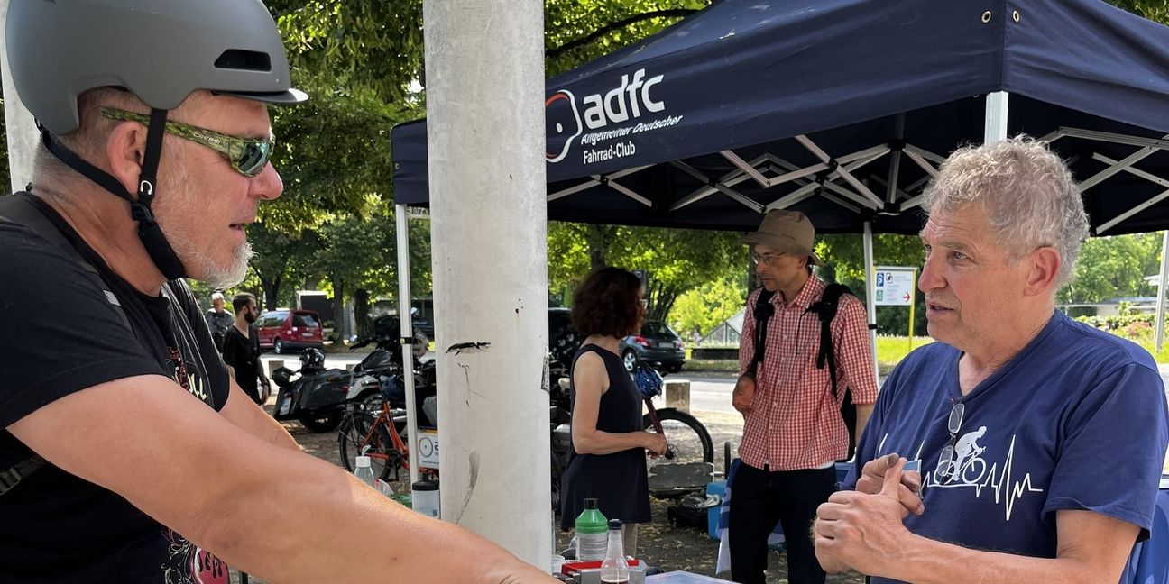 Steffen Sachs (rechts) vom ADFC berät zum Thema Fahrrad-Codierung.