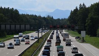 Am Sonntag auf Montag kommt es zu Sperrungen auf der A8 Richtung München. (Archivbild)