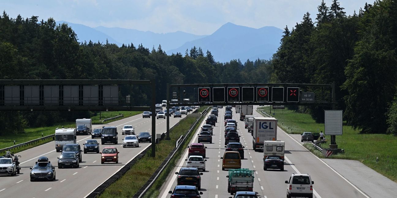 Am Sonntag auf Montag kommt es zu Sperrungen auf der A8 Richtung München. (Archivbild)