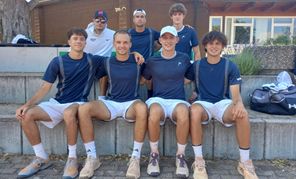Die siegreichen Tennis-Herren der SVB. vordere Reihe von links: Mathis Dahler, Amar Tahirovic, Moritz Münster, Kim Niethammer. hintere Reihe von links: Coach Nic Wiedenhorn, Numa Lemieux-Monette, Aaron Funk