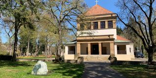 Vor der Aussegnungshalle könnte das Böblinger Friedhofscafé seinen Platz haben.