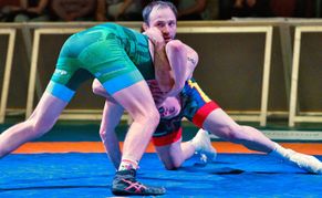 Auf dem Bild rechts in Rot: Adrian Moise