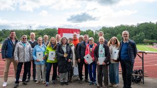 Die Gründungsmitglieder der Dagersheimer Ski-Abteilung wurden am Ehrungsnachmittag im Waldstadion  vom Schwäbischen Skiverband ausgezeichnet. Bild: Nüßle