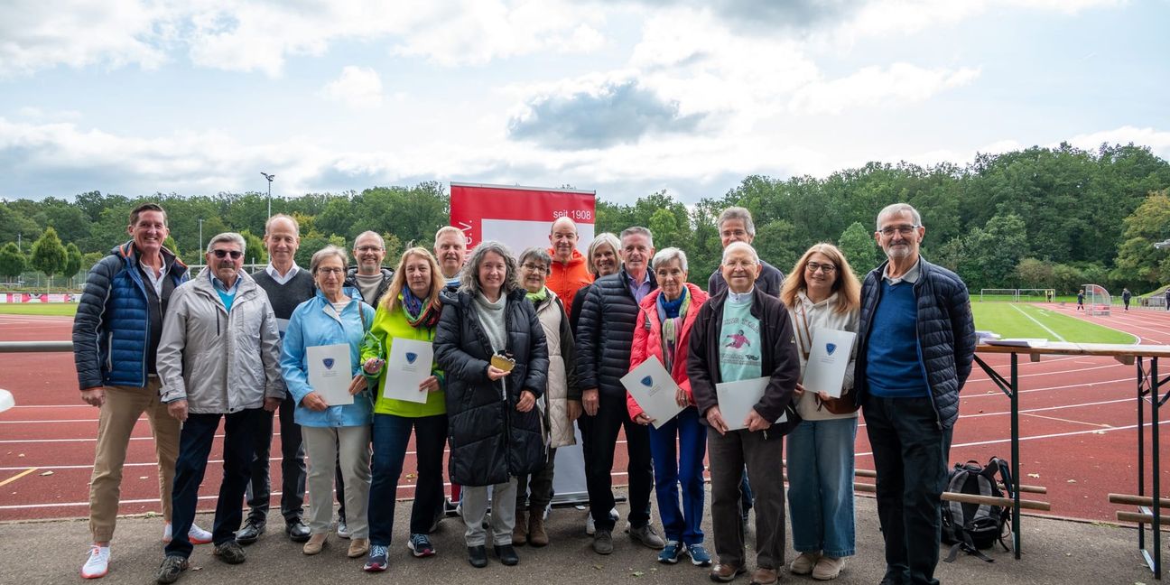 Die Gründungsmitglieder der Dagersheimer Ski-Abteilung wurden am Ehrungsnachmittag im Waldstadion  vom Schwäbischen Skiverband ausgezeichnet. Bild: Nüßle