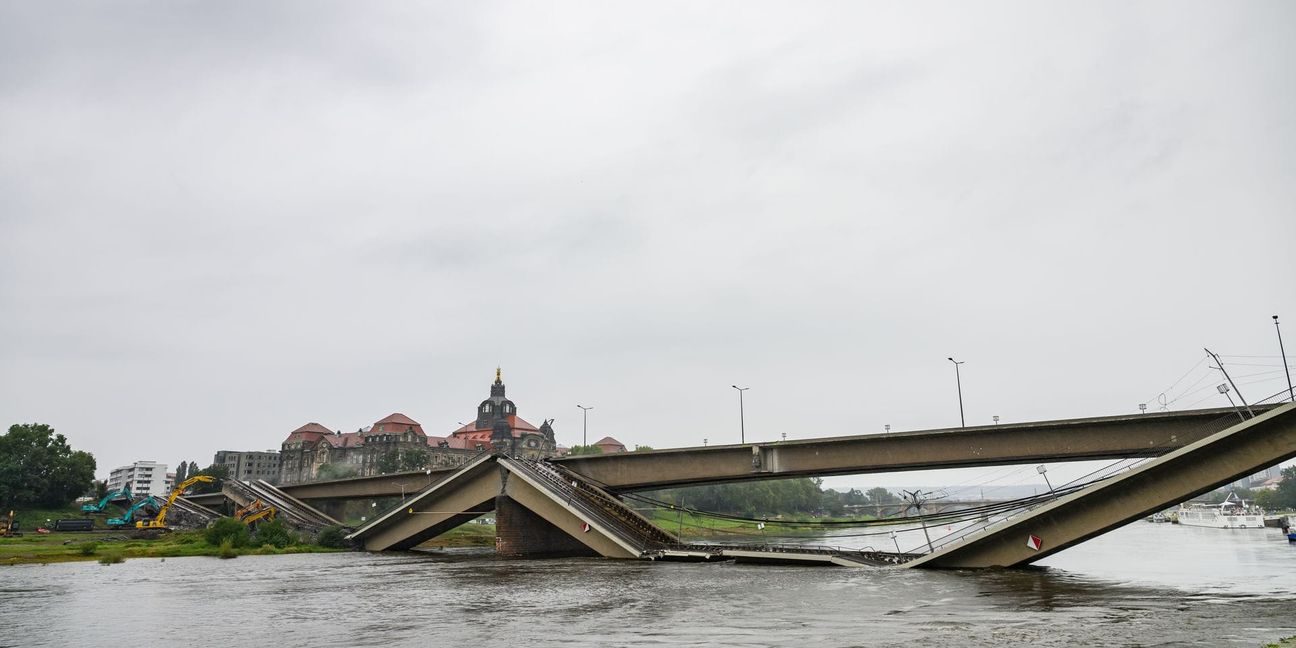 Am Morgen ist im Zuge der Abrissarbeiten ein weiterer Teil der Brücke eingestürzt.