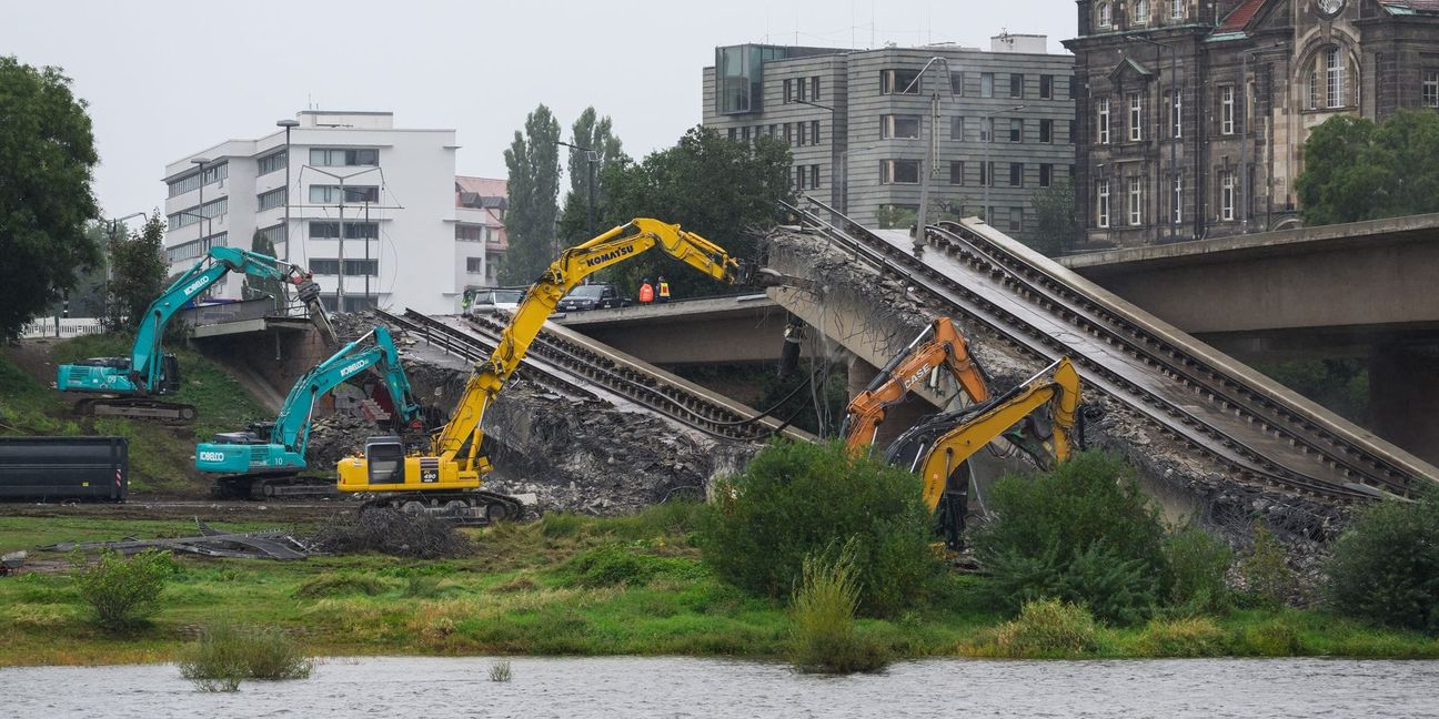 Mit Baggern werden weitere Teile der eingestürzten Carolabrücke abgerissen.