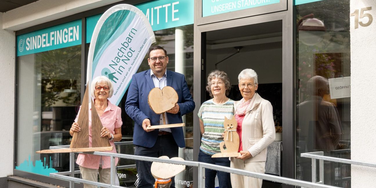 WSG-Geschäftsführer Felix Rapp (Zweiter von links) mit den Vereinsmitgliedern Lisa Polz, Monika  Bürkle und Gabi Reidelbach (von links) vor dem Innenstadt-Laden in der Planiestraße 15 . Bild: WSG / Benjamin Knoblauch