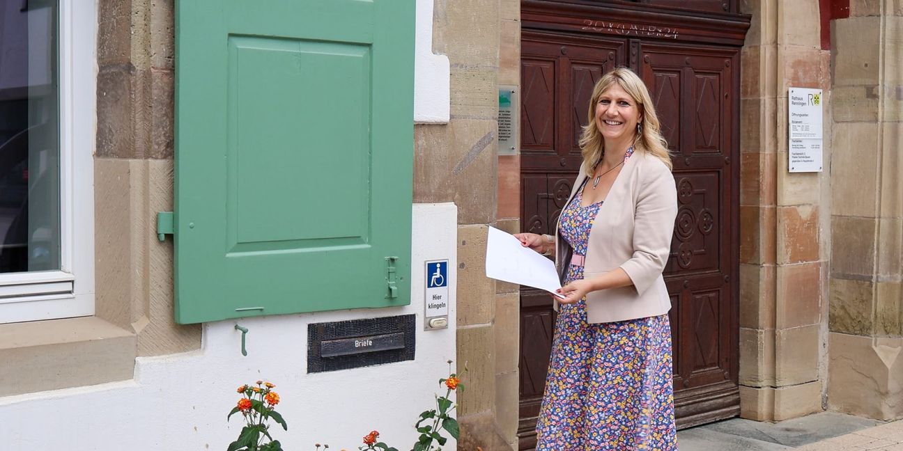 Melanie Hettmer mit ihren Unterlagen vor dem Renninger Rathaus.