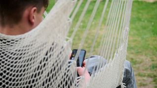 Deutschlands 15-Jährige sind laut einer Studie besonders oft am Handy. (Symbolbild)